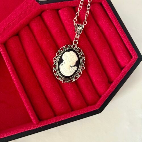 vinatge lady necklace